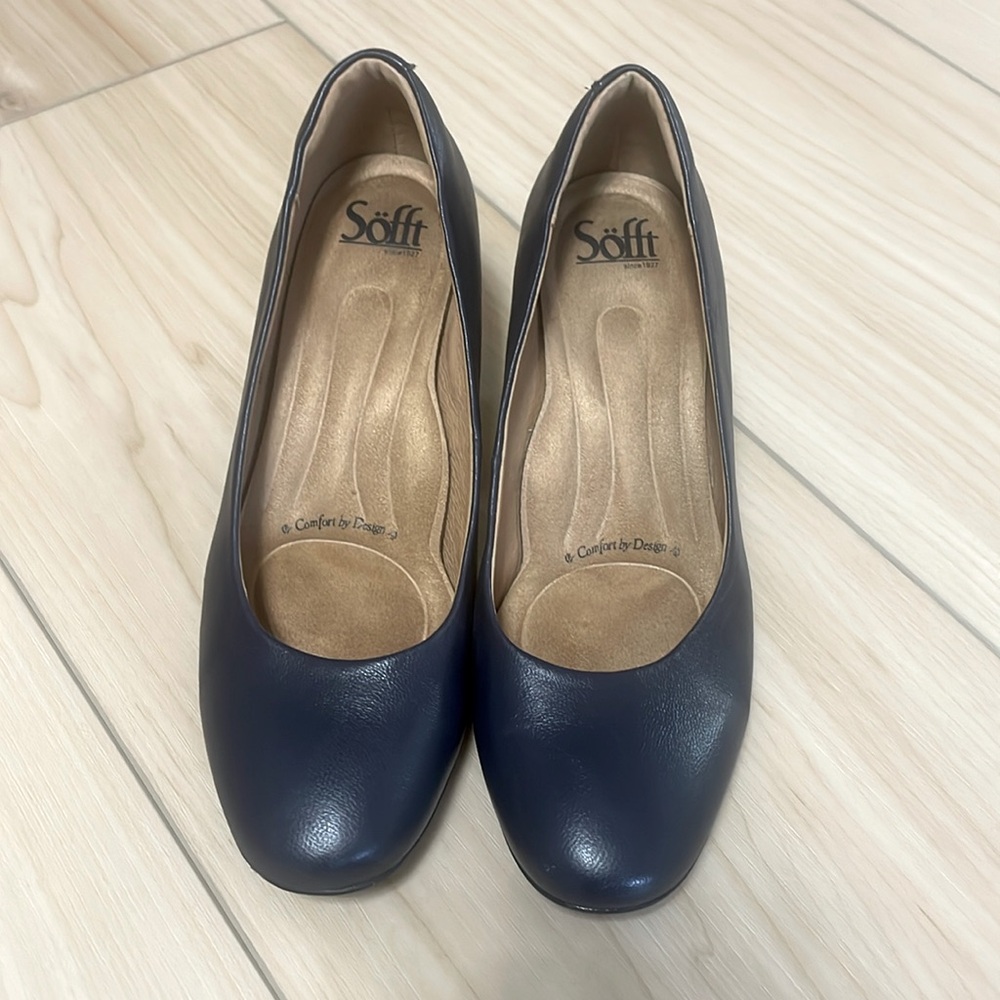 Classic Navy Heels!
